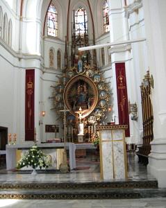 Ołtarz w kościele Najświętszej Maryi Panny Rożańcowej w Pabianicach