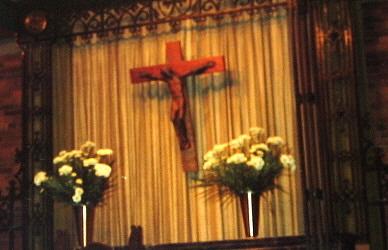 Krzyż na ołtarzu w kościele Świętego Dzieciątka Jezus w Nowym Jorku